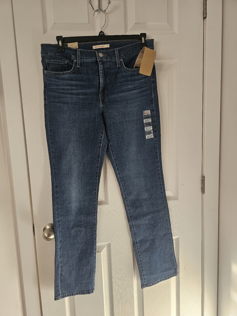 Levi's Blue Denim Classic Straight Leg Jeans. Size 32x32